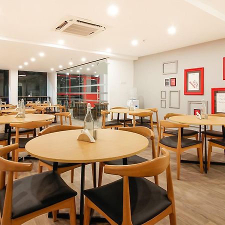 Super Townhouse The Cinco Hotel Near Esi Hospital 海得拉巴 外观 照片