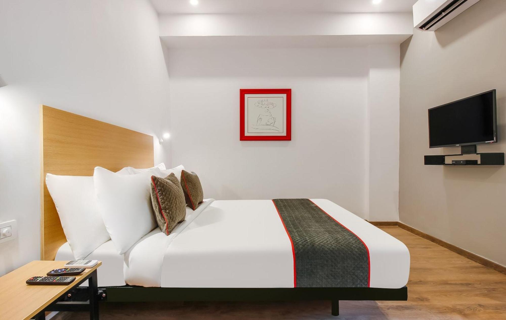 Super Townhouse The Cinco Hotel Near Esi Hospital 海得拉巴 外观 照片