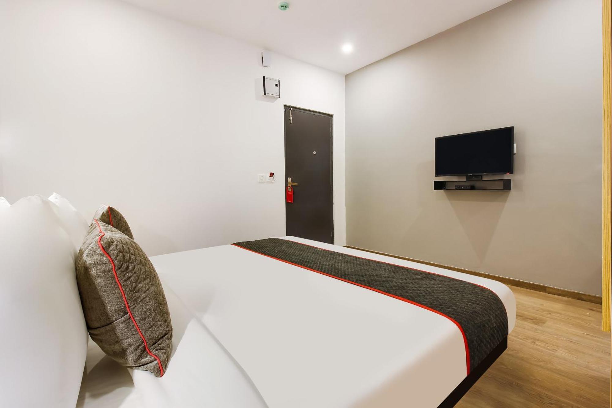 Super Townhouse The Cinco Hotel Near Esi Hospital 海得拉巴 外观 照片