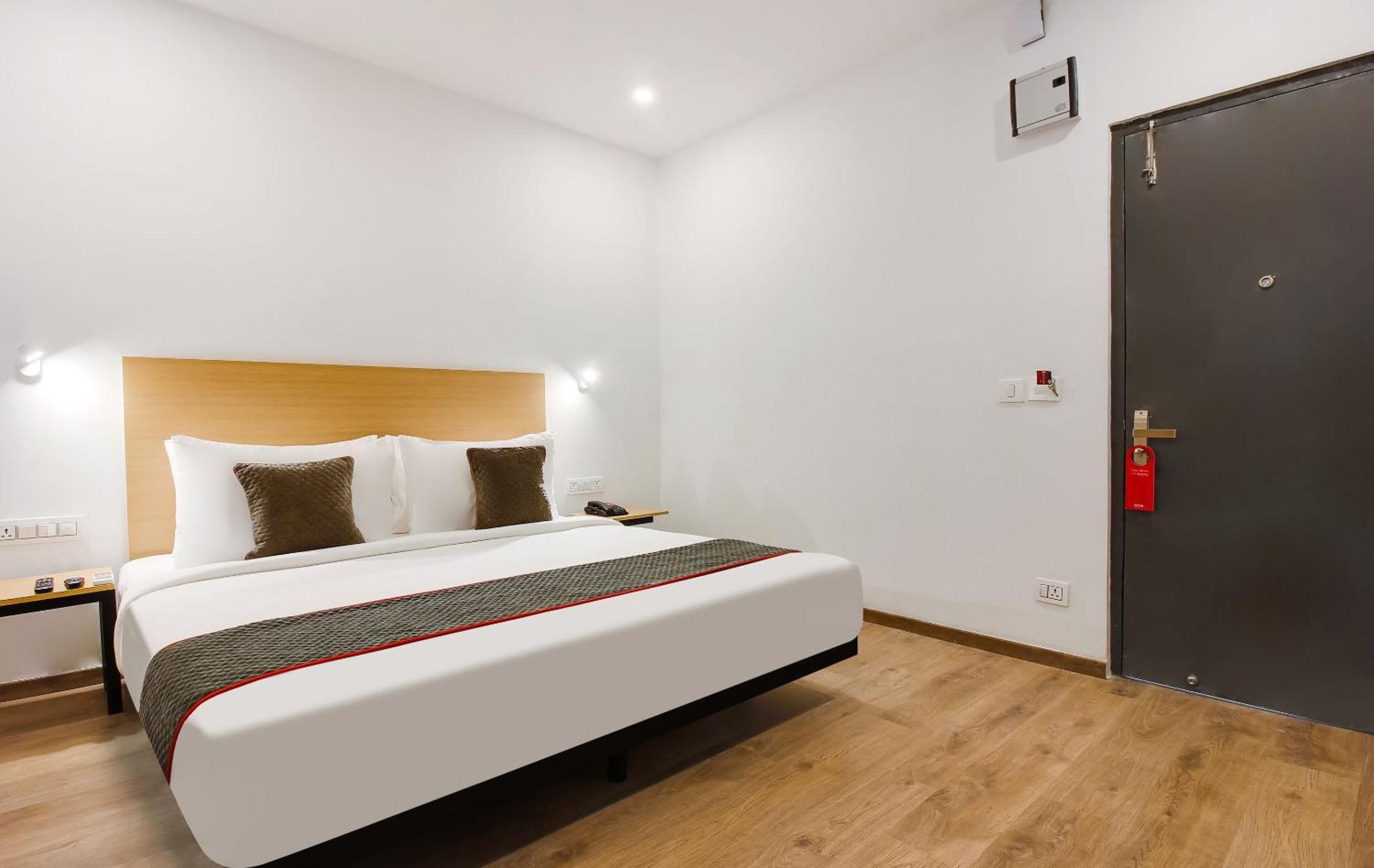 Super Townhouse The Cinco Hotel Near Esi Hospital 海得拉巴 外观 照片