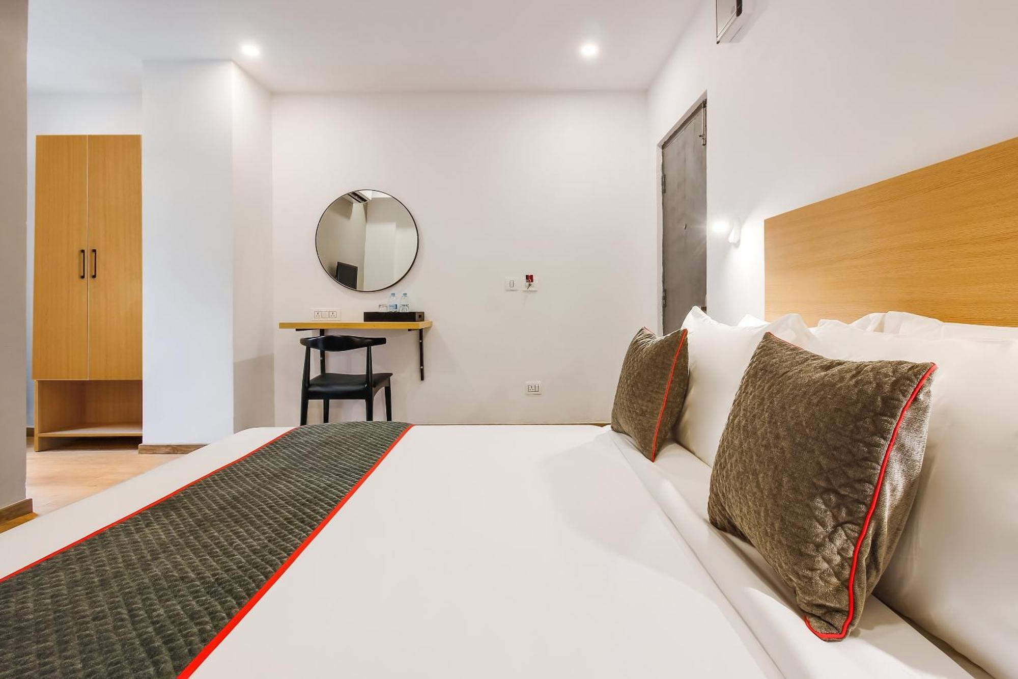 Super Townhouse The Cinco Hotel Near Esi Hospital 海得拉巴 外观 照片