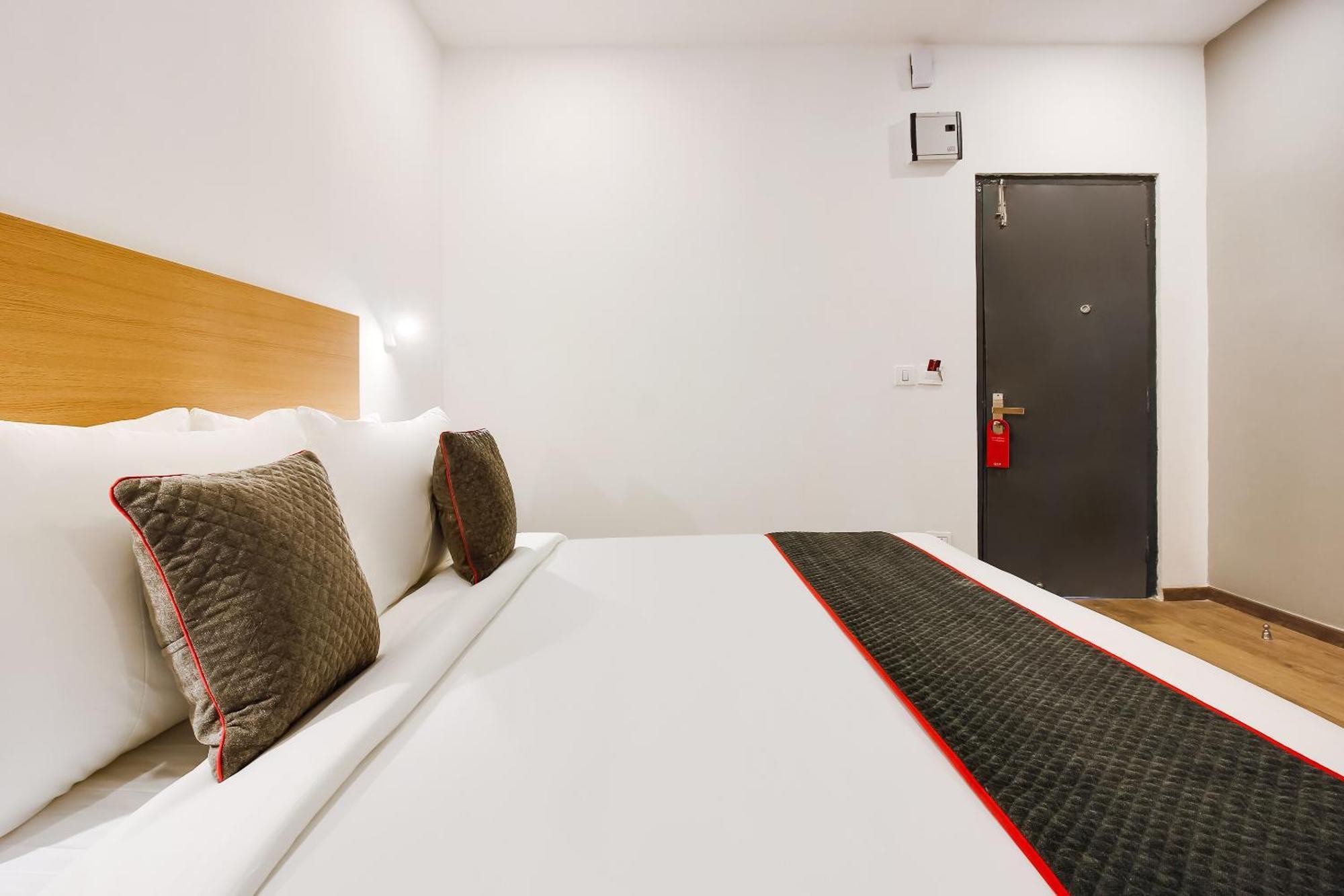 Super Townhouse The Cinco Hotel Near Esi Hospital 海得拉巴 外观 照片