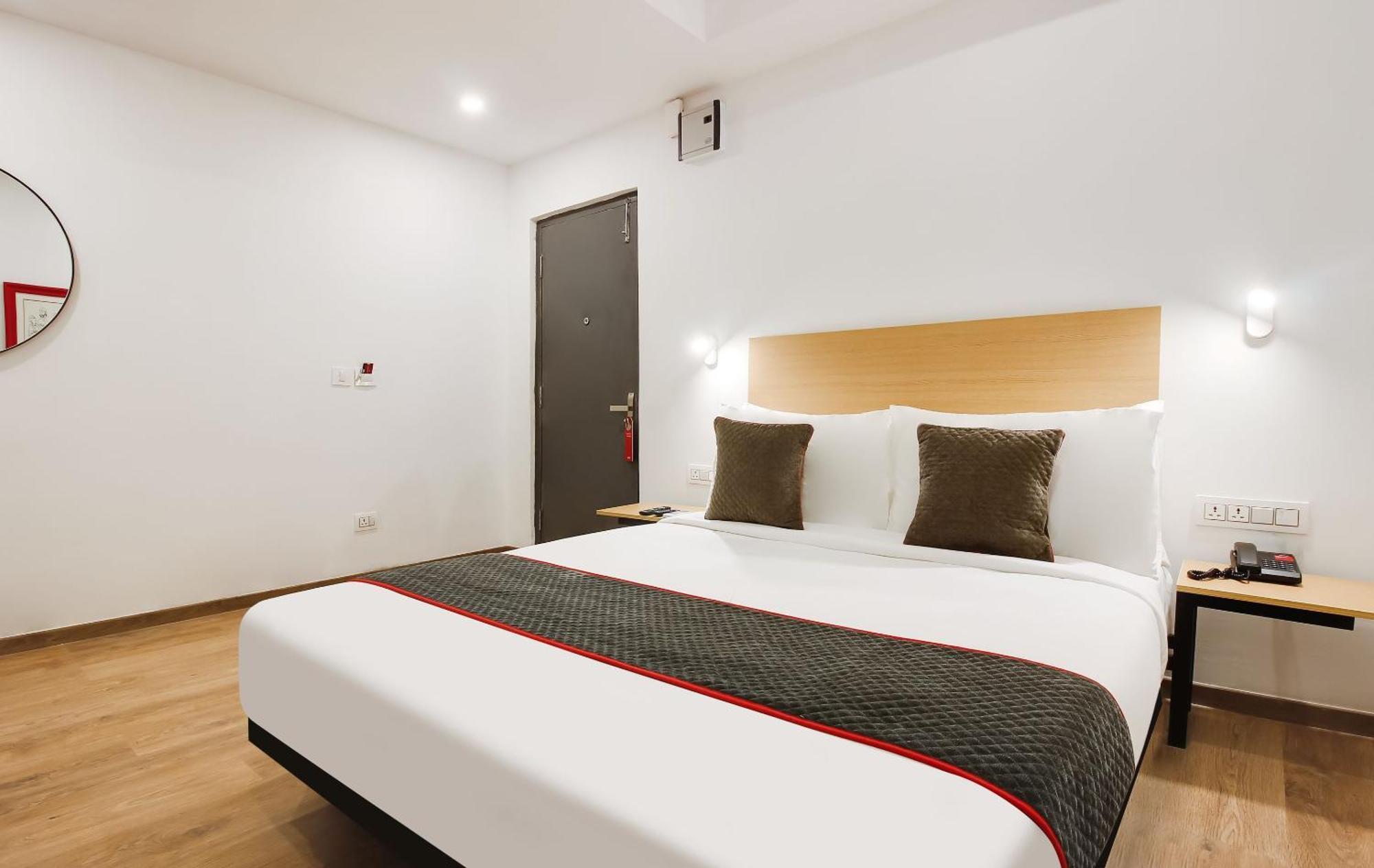 Super Townhouse The Cinco Hotel Near Esi Hospital 海得拉巴 外观 照片