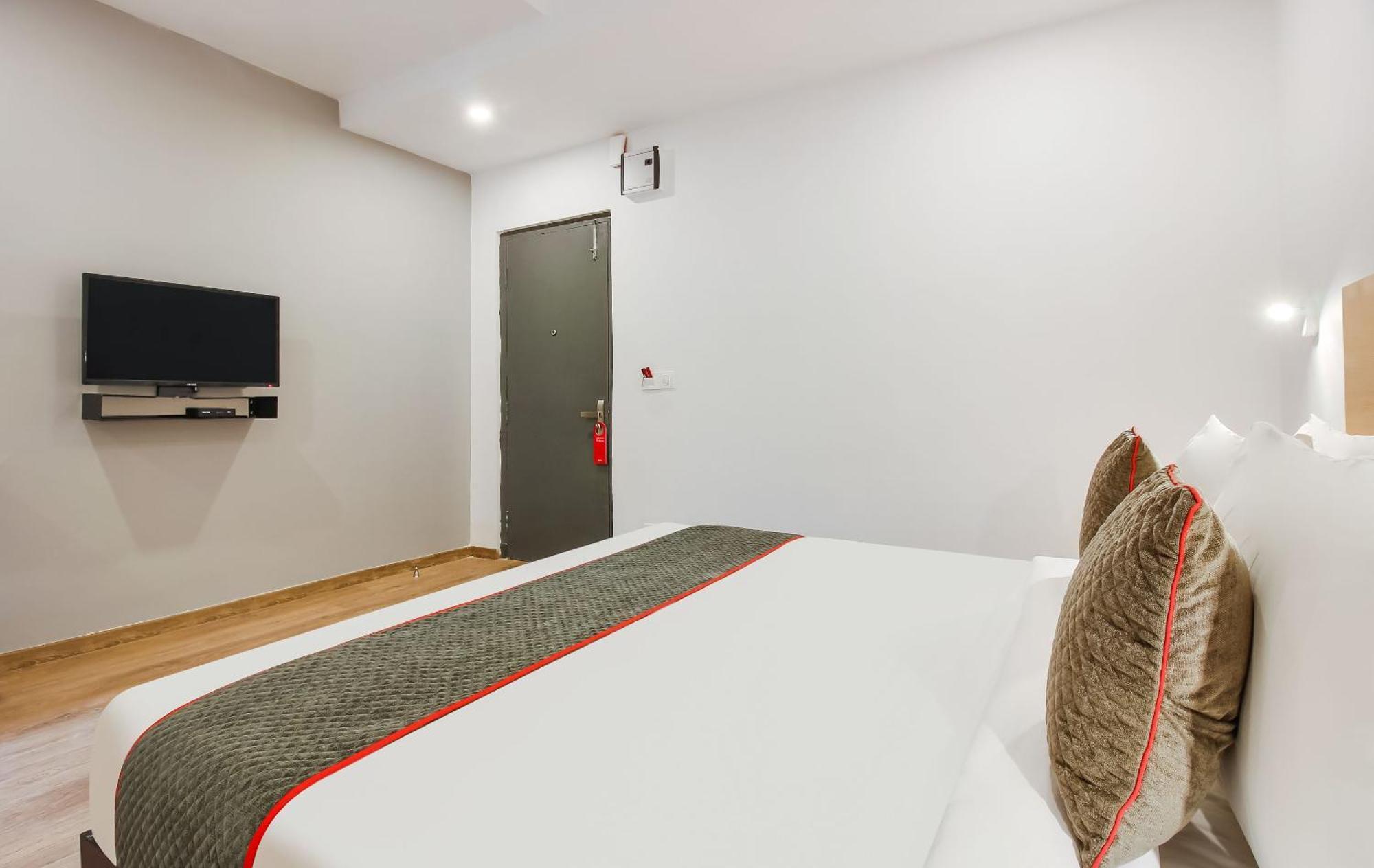 Super Townhouse The Cinco Hotel Near Esi Hospital 海得拉巴 外观 照片