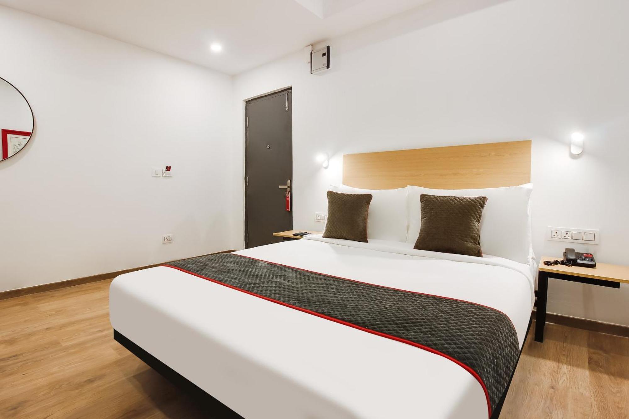 Super Townhouse The Cinco Hotel Near Esi Hospital 海得拉巴 外观 照片