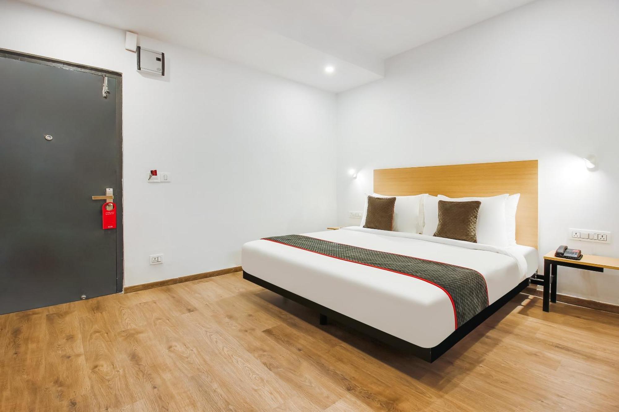 Super Townhouse The Cinco Hotel Near Esi Hospital 海得拉巴 外观 照片