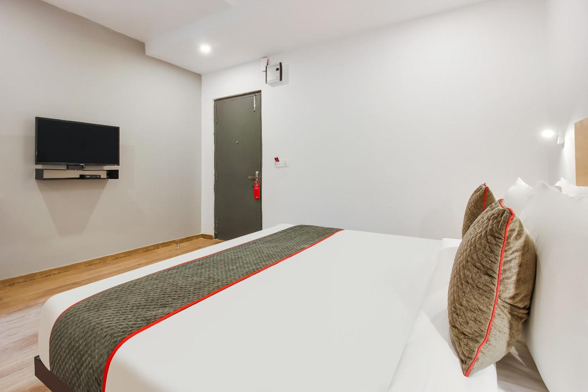 Super Townhouse The Cinco Hotel Near Esi Hospital 海得拉巴 外观 照片