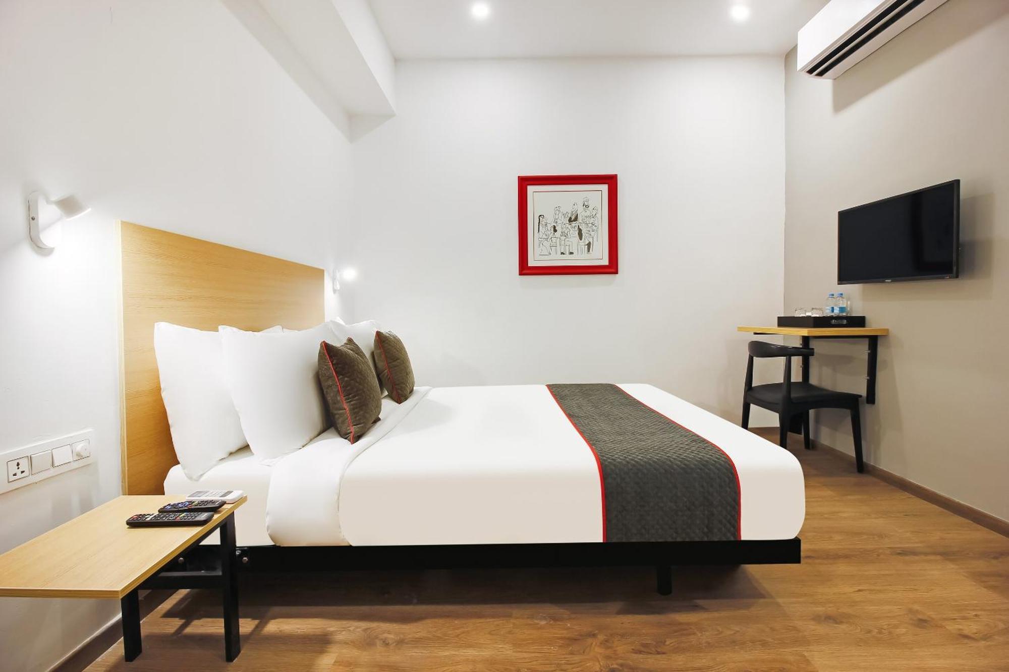 Super Townhouse The Cinco Hotel Near Esi Hospital 海得拉巴 外观 照片